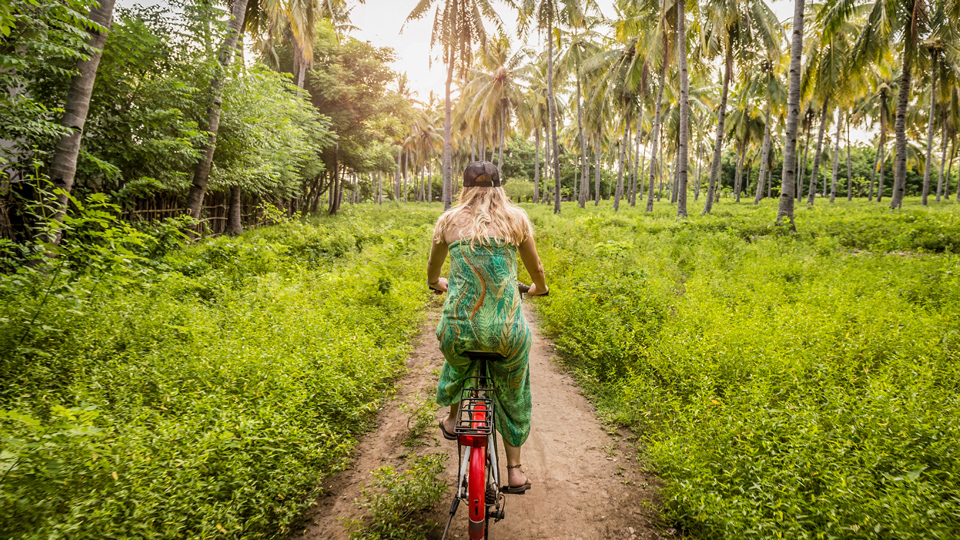 Mit dem Rad unterwegs quer über die Insel Gili Meno - (Foto: ©Manuel Sulzer/Getty Images)