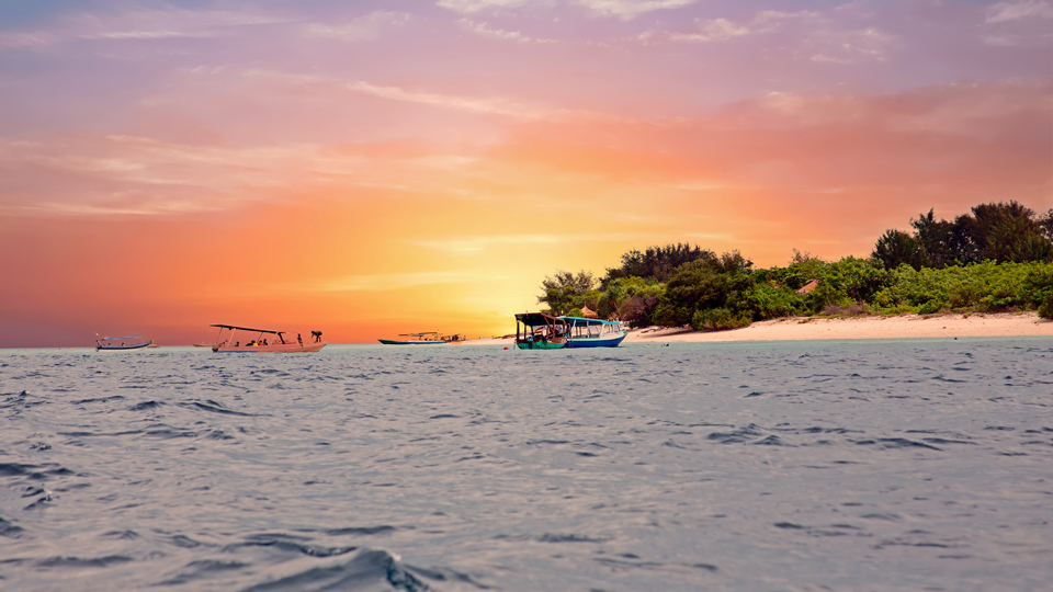 Romantische Sonnenuntergangsstimmung auf Gili Meno - (Foto: ©Nisangha/Istock.com)