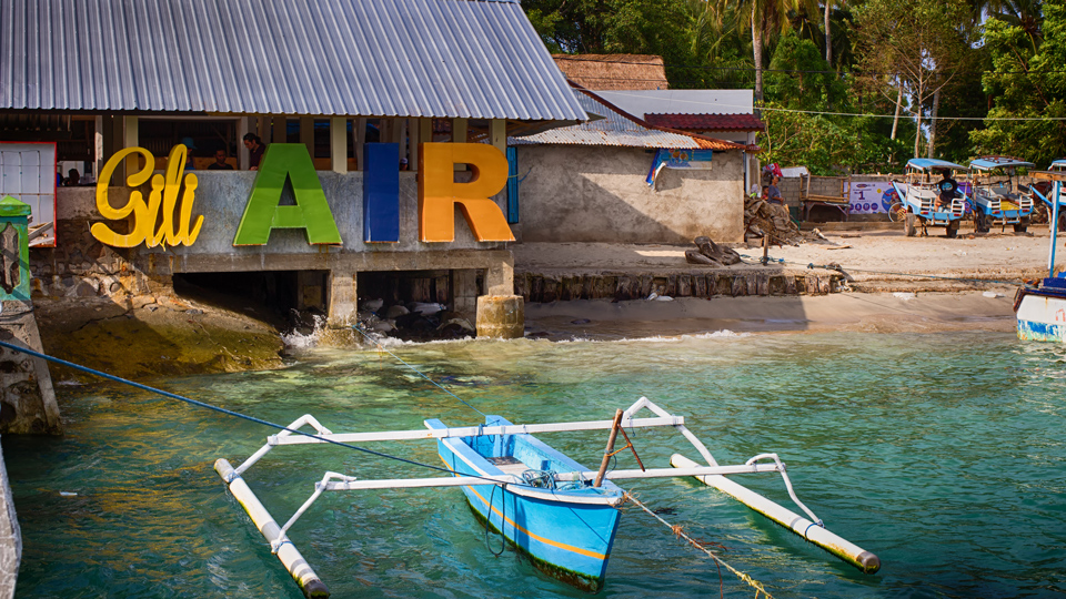 Am Hafen von Gili Air geht es geruhsam zu - (Foto: Evgenii Korneev/Istock.com)