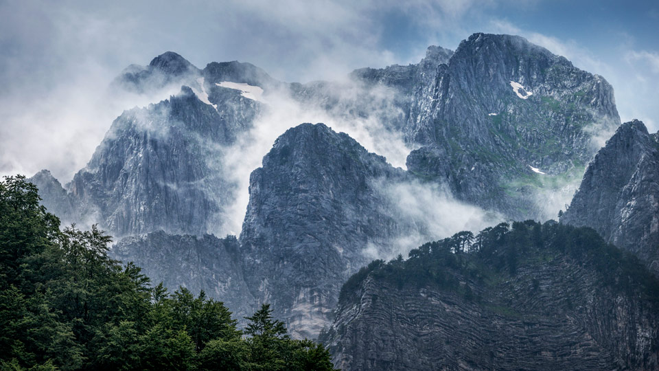 Die albanischen Alpen werden auf Serbokroatisch auch Prokletije und auf Albanisch Bjeshkët e Nemuna genannt - beide Namen werden grob als "Verfluchte Berge" übersetzt. - (Foto: ©Lenar Musin/Getty Images)