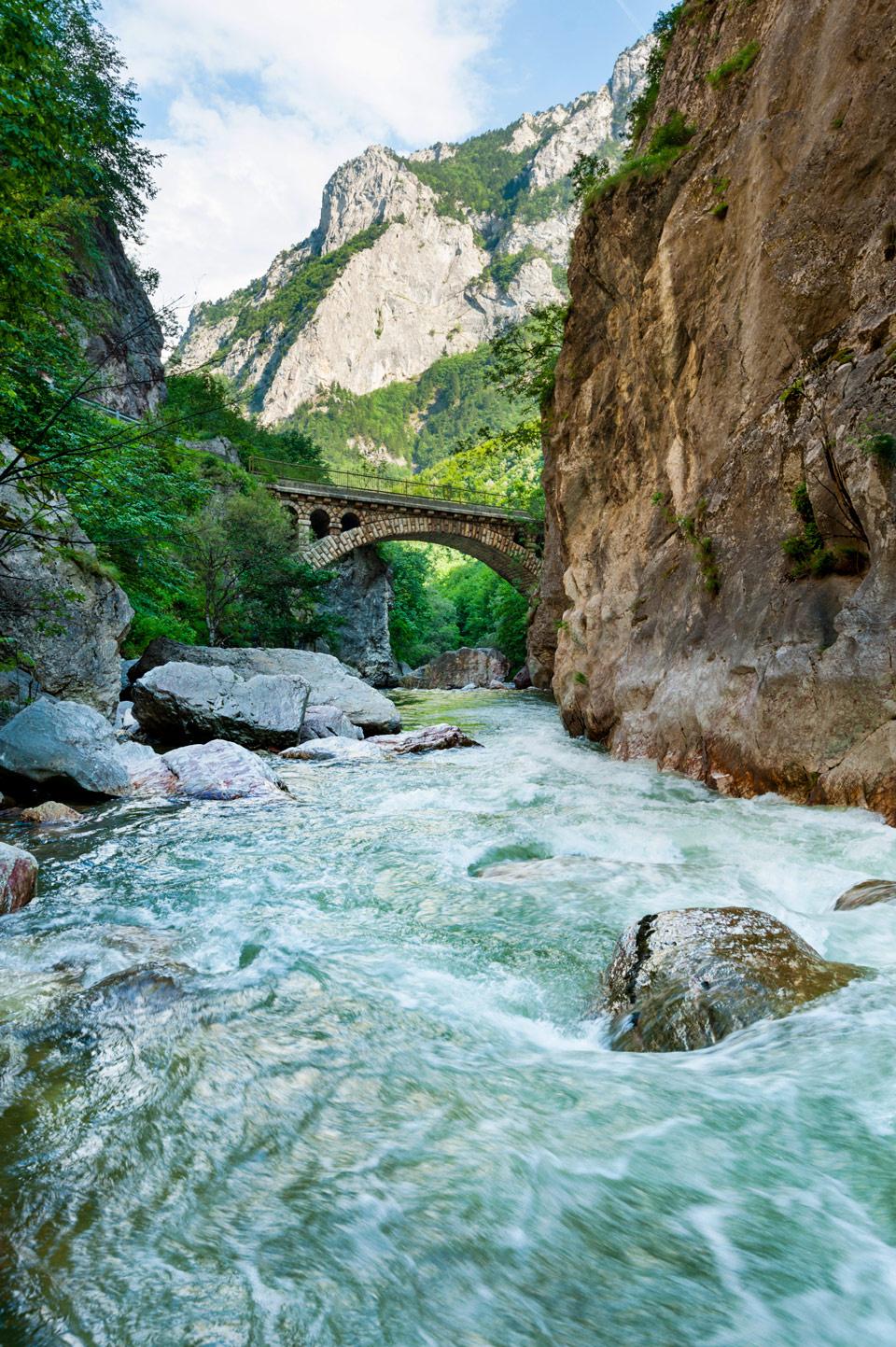 Die Rugova-Schlucht verläuft westlich von der Stadt Peja (Peć) in Richtung der Grenze des Kosovo zu Montenegro - (Foto: © Justin Foulkes / Lonely Planet)