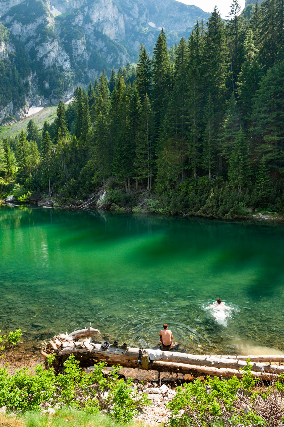 Ein Bad im See von Liqeni i Drelajve an der Grenze zwischen Kosovo und Montenegro erfrischt - (Foto: © Justin Foulkes / Lonely Planet)