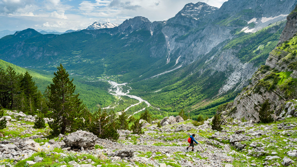 Der Abstieg vom Qafa e Pëjes führt in Richtung des Dorfes Theth in Albanien - (Foto: © Justin Foulkes / Lonely Planet)