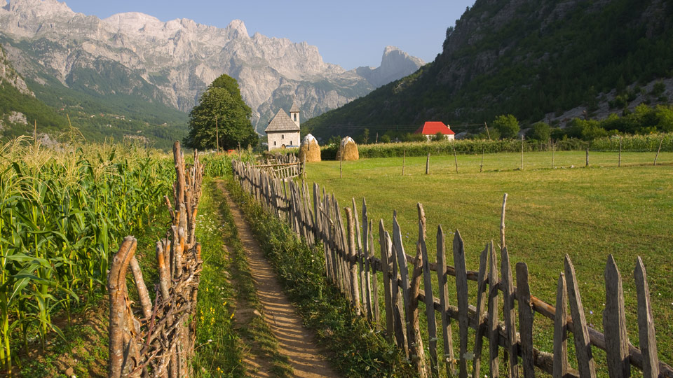 Im idyllischen Dorf Theth wurde der Bergführer Pavlin Polia geboren - (Foto: ©ollirg/Shutterstock)