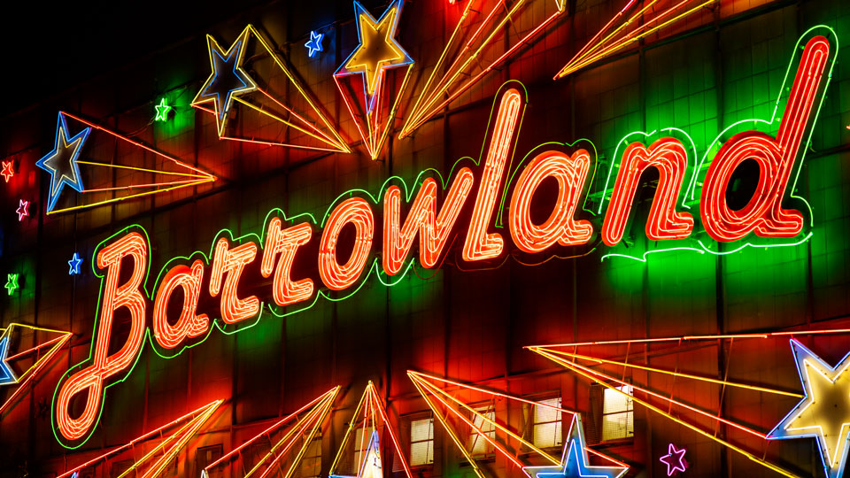 Die nächtliche Beleuchtung an der Front der Barrowland Ballrooms  - (Foto: © VisitScotland / Luigi Di Pasquale)