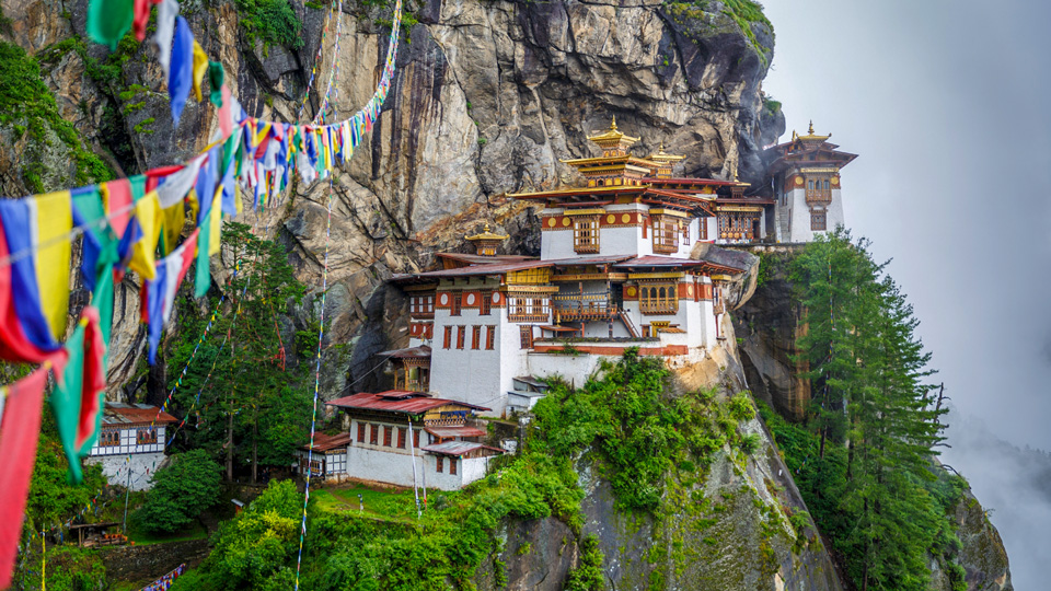 Das Kloster Taktsang hoch in den Bergen des Himalaya - (Foto: ©Apisak Kanjanapusit/Shutterstock)