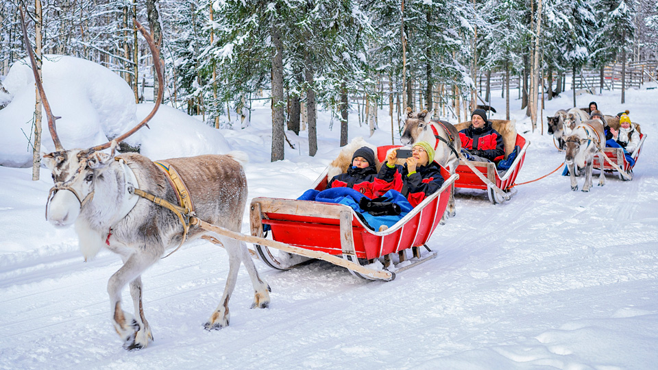In Rovaniemi sind die Menschen glücklich, wenn sie den Weihnachtsmann besuchen und durch den verschneiten Winterwald fahren - (Foto: ©Roman Babakin/Shutterstock)