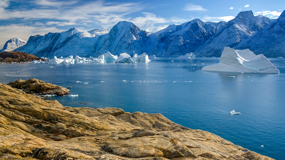 Eisberge am Scoresbysund Fjord – (Foto: ©SteveAllenPhoto/Istock.com)