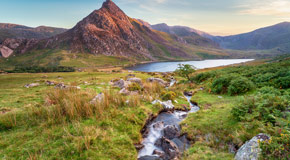 Abendstimmung am Mount Tryfan über Llyn Ogwen im Snowdonia-Nationalpark - (Foto: © Helen Hotson/iStock/Getty Images Plus)