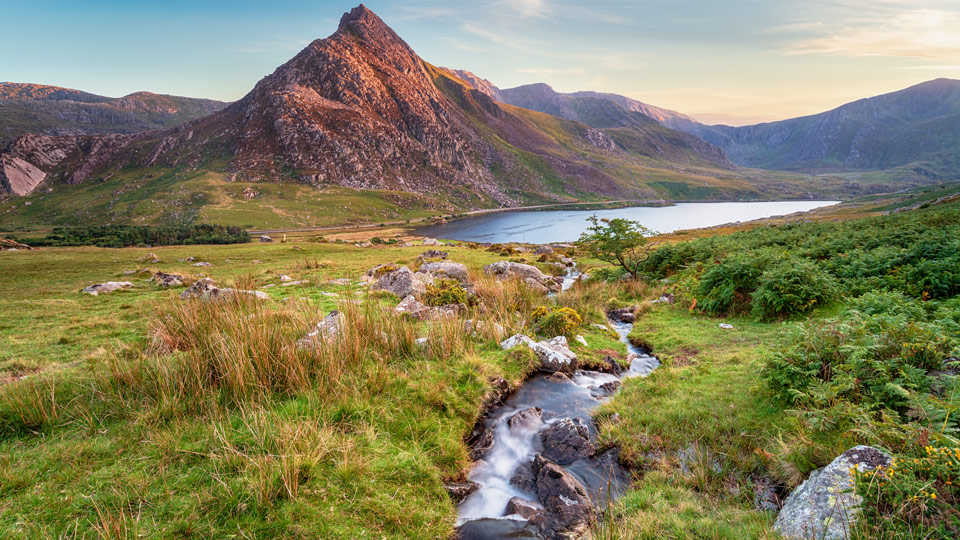 Abendstimmung am Mount Tryfan über Llyn Ogwen im Snowdonia-Nationalpark - (Foto: © Helen Hotson/iStock/Getty Images Plus)