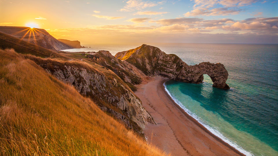 Sonnenaufgang hinter Durdle Door an der Juraküste - (Foto: ©Billy Stock/Shutterstock)