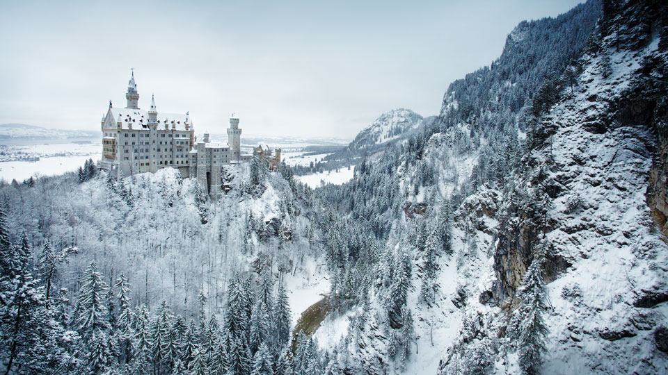 Warum nicht vor der Haustür anfangen? Schloss Neuschwanstein ist im Winter besonders zauberhaft – (Foto: © Andrew Montgomery / Lonely Planet Images)