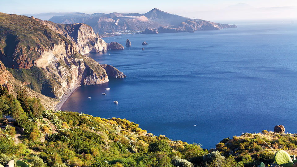 Blick auf Volcano von Lipari aus – (Foto: © Matt Munroe / Lonely Planet Images) 