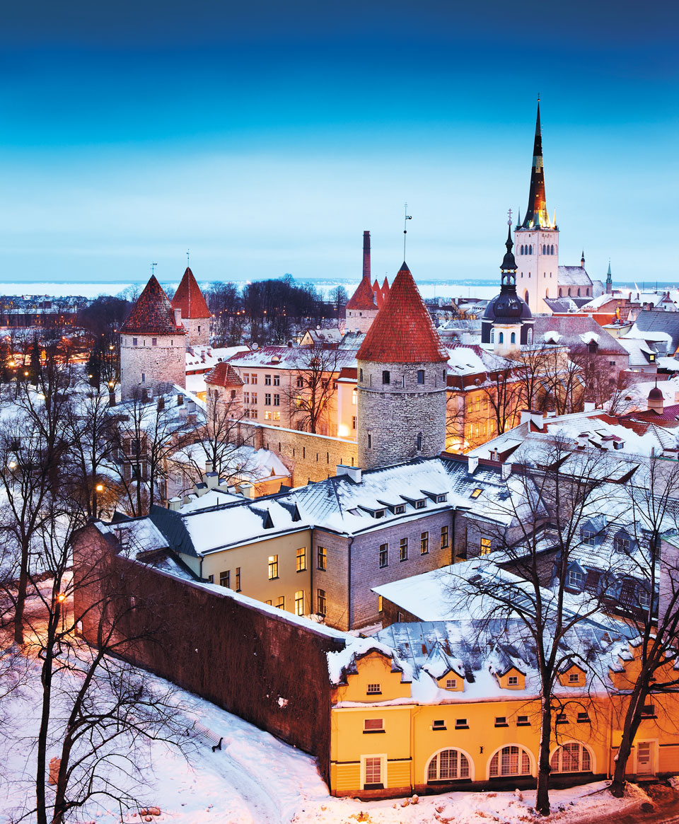 Im Winter sind die verschneiten Städte, wie hier Tallin, besonders romantisch – (Foto: © Matt Munroe / Lonely Planet Images)