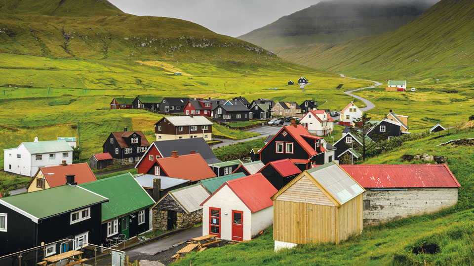 Das fotogene Fischerdorf Gjógv liegt eingezwängt zwischen Bergen und Meer – Foto: (Nick Fox / Shutterstock)