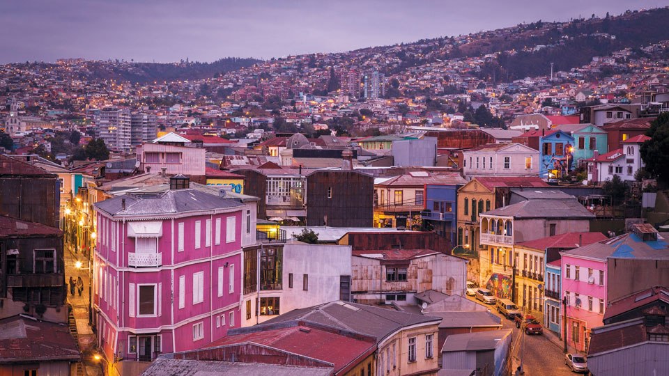 Die Farben von Valparaíso leuchten besonders schön im Sonnenuntergangslicht – (Foto: © Philipp Lee Harvey / Lonely Planet)