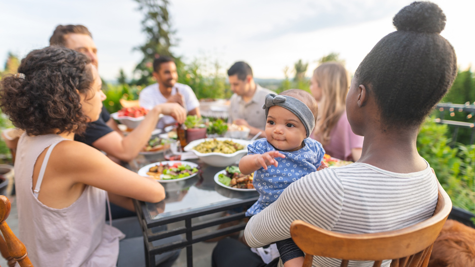 Wer Familientreffen organisiert, sollte auf die Bedürfnisse jeder Generation eingehen - (Foto: ©FatCamera/Getty Images)