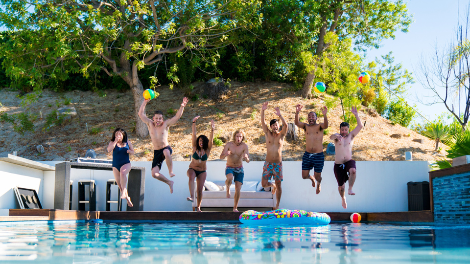 Als Gruppe lassen sich auch die Kosten für ein tolles Ferienhaus mit Pool gut stemmen - (Foto: ©JGalione/Getty Images)