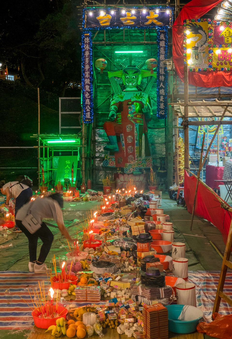 Wer auf den Straßen von Hongkong ein Räucherstäbchen anzündet, besänftigt die Geister - (Foto: ©Matt Leung/Shutterstock)
