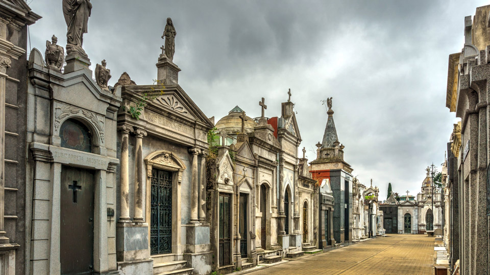 Wandeln nachts die Geister der Verstorbenen durch die Gassen des Friedhofs La Recoleta? - (Foto: ©Jan Jerman/Shutterstock)