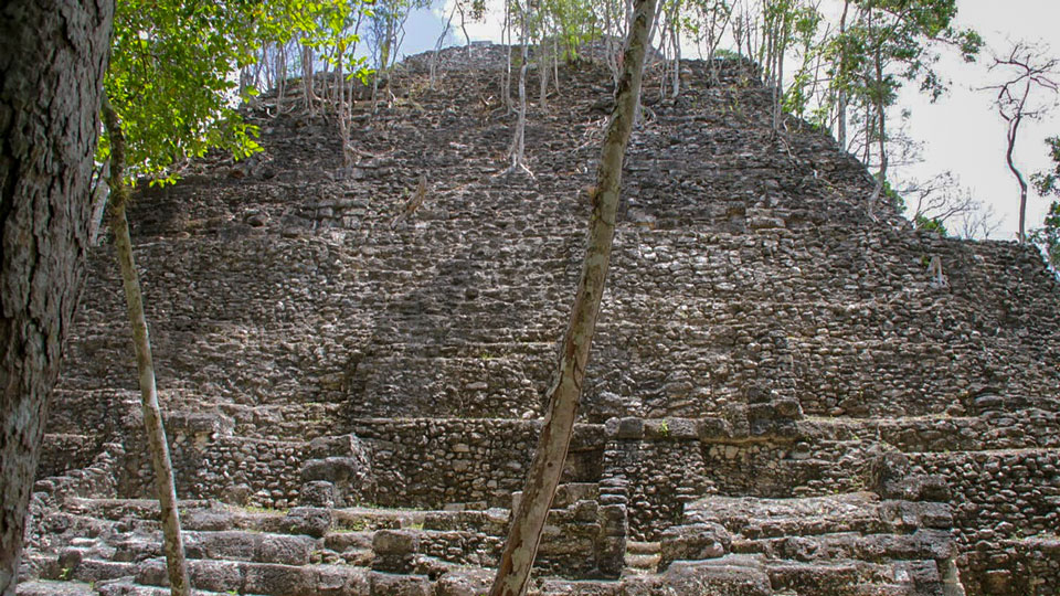 El Mirador ist nur mit dem Hubschrauber oder einer siebentägigen Wanderung durch den Petén-Dschungel zu erreichen - (Foto: © Ray Bartlett/Lonely Planet)