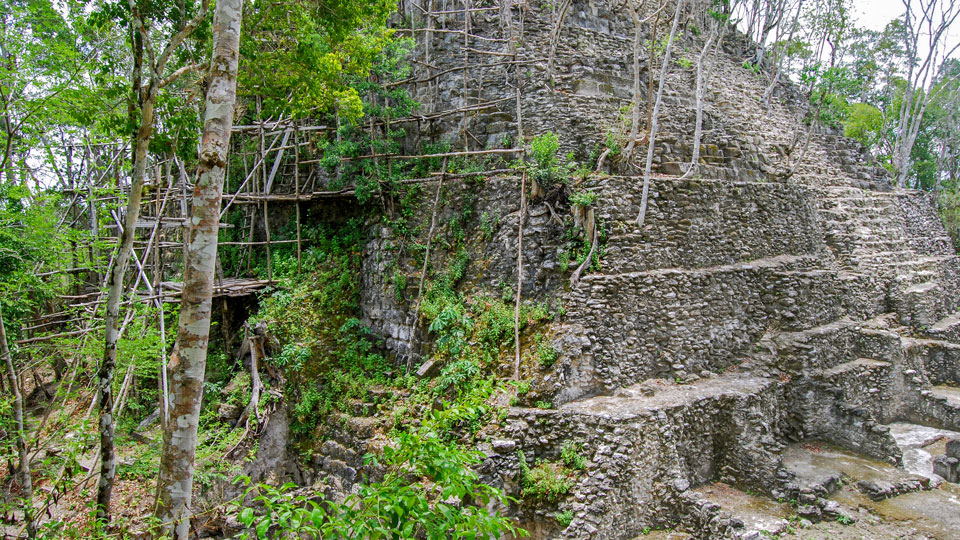 La Danta ist mit etwa 70 Metern die höchste bekannte Pyramide der Maya-Welt und eine der höchsten Pyramiden weltweit - (Von Geoff Gallice from Gainesville - El Mirador, CC BY 2.0, https://commons.wikimedia.org/w/index.php?curid=10595320)