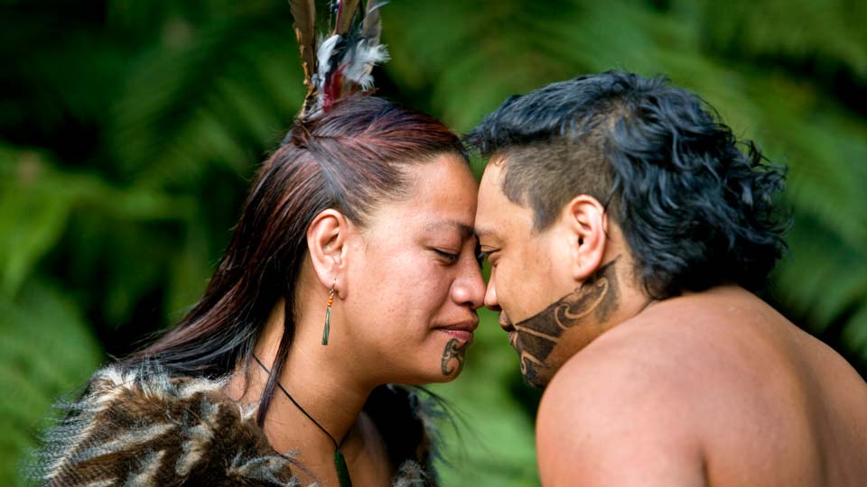 Der traditionelle Gruß der Maori ist innige Zuwendung - (Foto: ©Frans Lemmens/Getty Images)