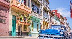 Farbenfrohes Havanna: fröhlich bunt bröckeln Putz und Farbe - genau das macht einen Teil des unwiderstehlichen Charmes der Stadt aus - (Foto: ©Delpixel/Shutterstock)