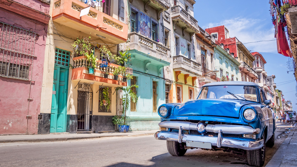 Farbenfrohes Havanna: fröhlich bunt bröckeln Putz und Farbe - genau das macht einen Teil des unwiderstehlichen Charmes der Stadt aus - (Foto: ©Delpixel/Shutterstock)