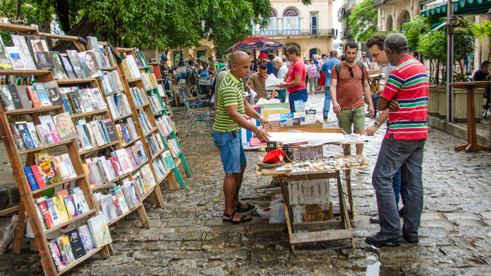 Handeln um jeden Preis? Nicht unbedingt. Selbst kleine Beträge unterstützen die regionale Handwerksproduktion - (Foto: ©lembi/Shutterstock)