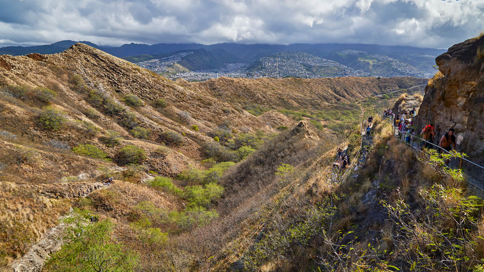 Auf einem Wanderweg gelangt man zum obersten Aussichtspunkt des Diamond Head State Monument - (Foto: © Peter Unger / Getty)