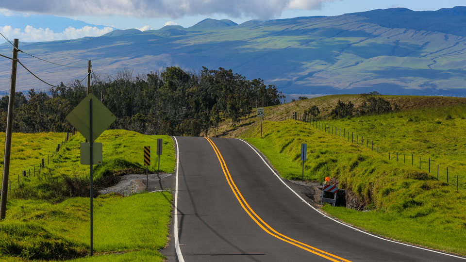 Landschaftlich reizvoll schlängelt sich die Saddle Road auf Big Island, Hawaii - (Foto: © Youli Zhao / Getty)