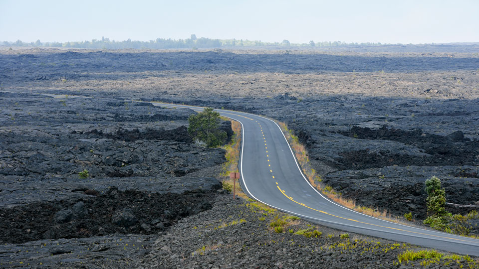 Endzeitmäßig sieht es entlang der Chain of Craters Road im Volcanoes National Park auf Big Island aus - (Foto: © Westend61 / Getty)