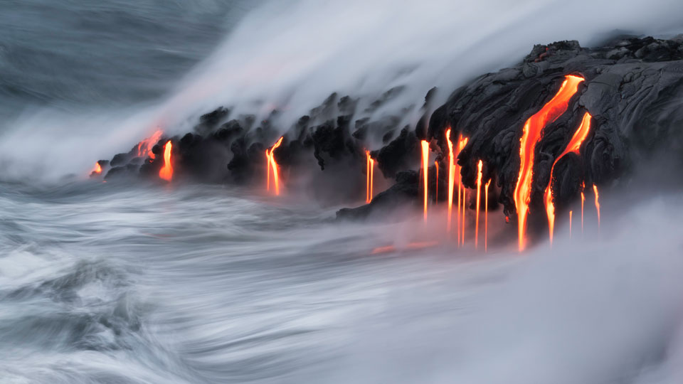 Lava, die auf Kilauea, Big Island, in den Pazifischen Ozean eindringt - (Foto: ©Justinreznick / Getty Images)