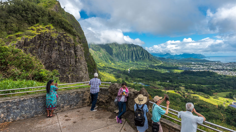 Der Nu'uanu Pali Aussichtspunkt mit Blick auf die Ko'olau Bergkette - (Foto: © Phillip B. Espinasse / Shutterstock)