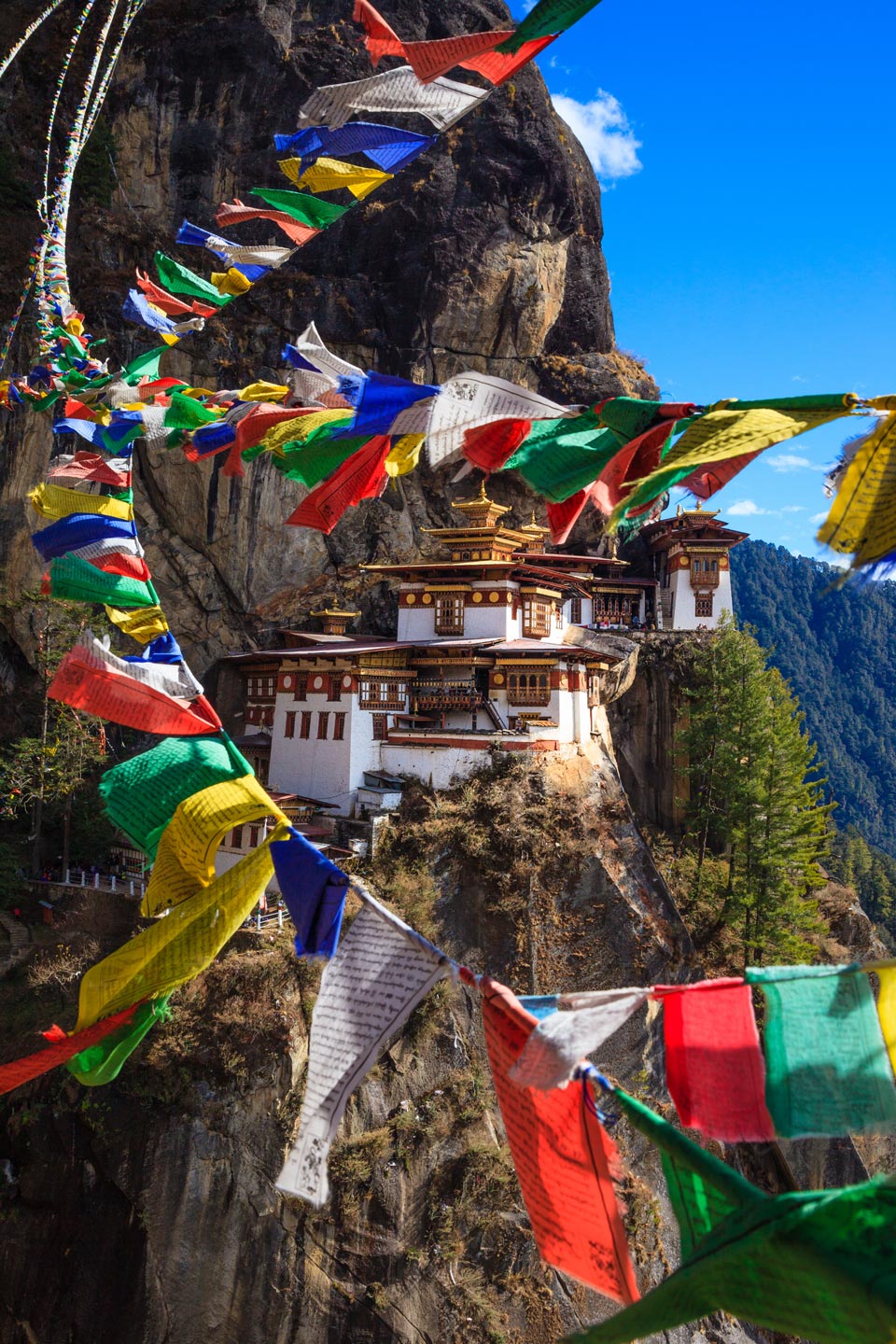 Das Kloster Taktshang, auch bekannt als Tigernest, ist eines der Wahrzeichen Bhutans - (Foto: © Kelly Cheng Travel Photography / Getty Images)