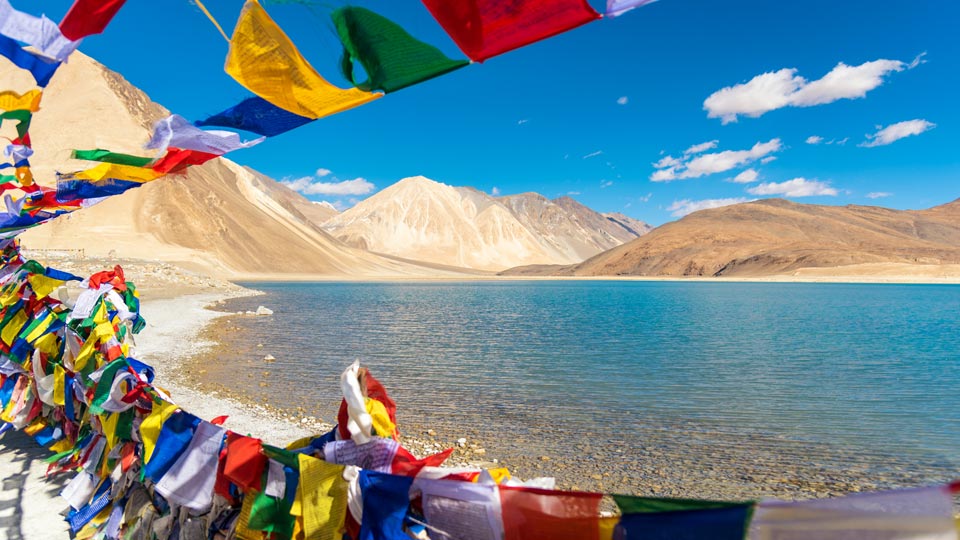 Ausflug zum Pangong Tso in Ladakh nahe der Grenze zu Tibet - (Foto: © Suttipong Sutiratanachai / Getty Images)
