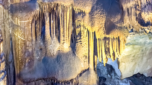 Diese Gesteinsformation in der Mammoth Cave heißt "Frozen Niagara" - (Foto: ©sequential5/istock.com) 