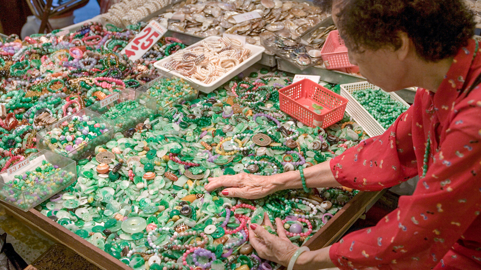 Das Angebot auf dem Jade-Markt ist überwältigend, darunter viel Kitsch und auch unechte Steine - (Foto: ©Greg Elms/Lonely Planet)