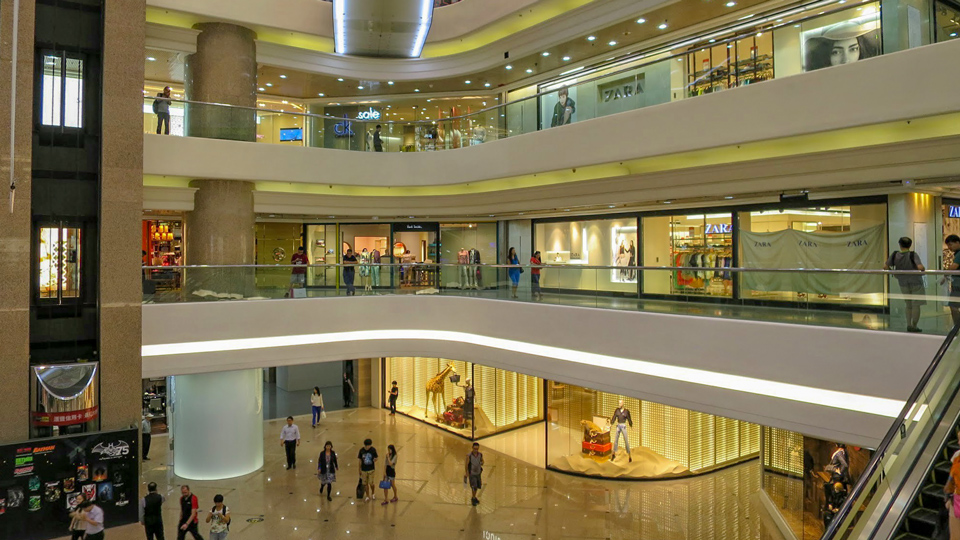 Der Times Square in Causeway Bay ist voll mit Designerläden - (Foto: ©Megan Eaves/Lonely Planet)