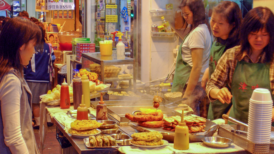 Wer vom Shoppen hungrig ist, kann auf der Straße die unterschiedlichsten lokalen Snacks probieren - (Foto: ©Larry Ye/Shutterstock)