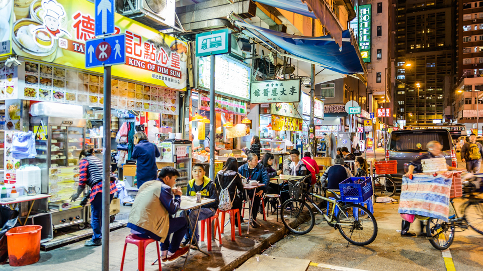 Rund um die Straßenmärkte der Temple Street gibt es jede Menge billige Garküchen und leckeren Streetfood - (Foto: ©TungCheung/Shutterstock)