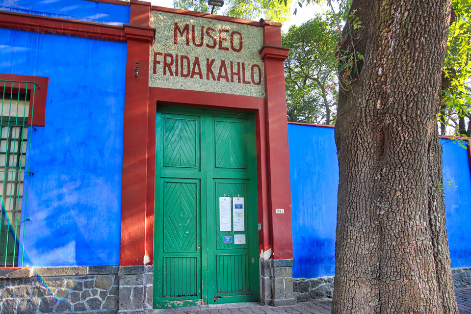 Die Casa Azul im grünen Stadtteil Coyoacán ist heute ein Museum die umfassendste Hommage an Künstlerin Frida Kahlo und ihre Gemälde - (Foto: ©Elijah Lovkoff/Alamy Stock Photo)