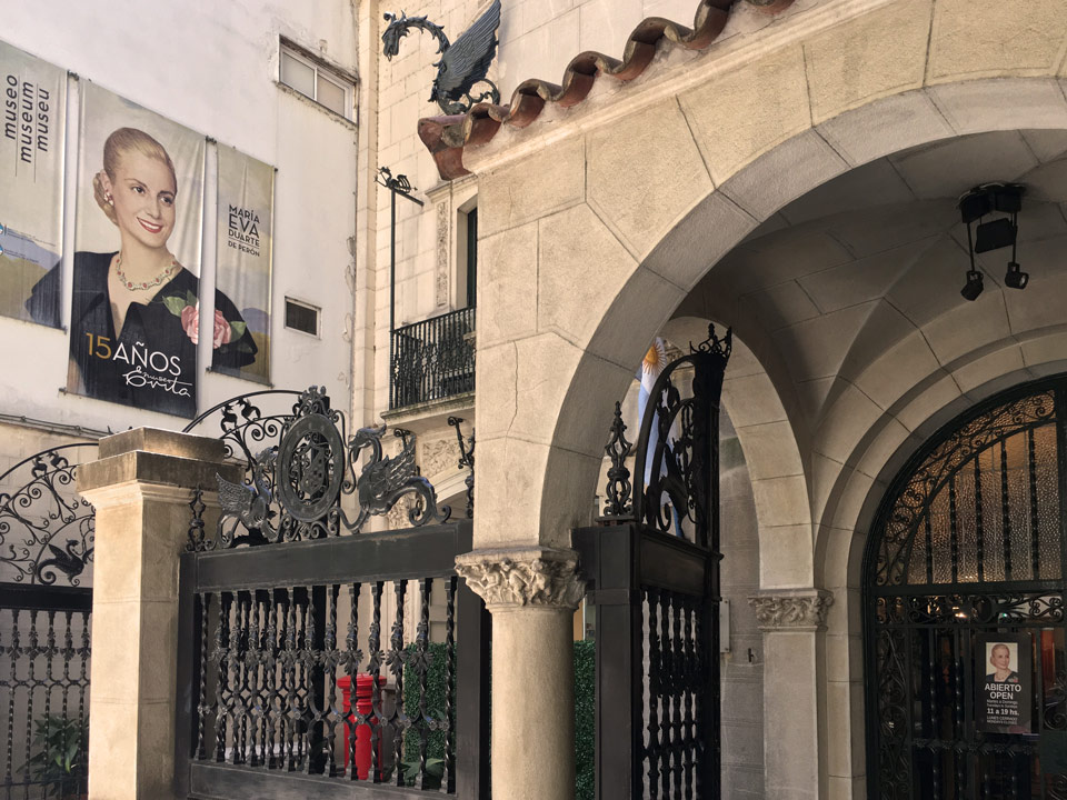 Die Fassade des Eva-Perón-Museums ziert ein Porträt der ehemaligen First Lady Argentiniens - (Foto: ©FotografiaBasica/Getty Images)