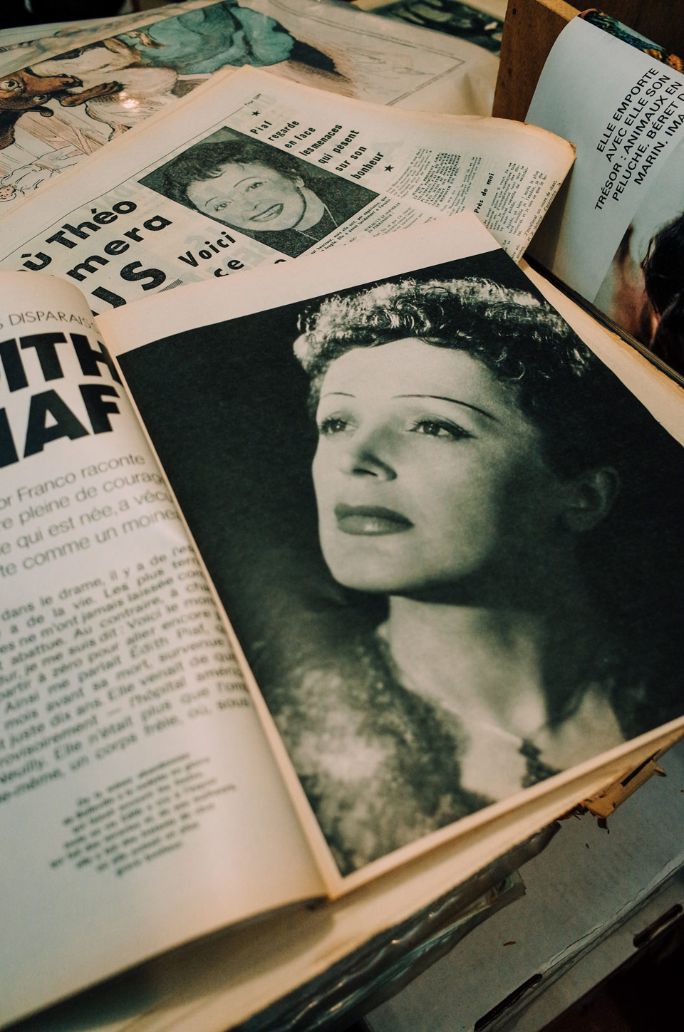 Schwarz-Weiß-Porträt von Edith Piaf in einer alten Zeitschrift bei La Galcante, der ungewöhnlichsten Buchhandlung in Paris - (Foto: ©Julie Mayfeng/Shutterstock)