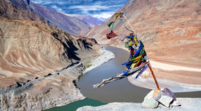 Relaxen am Zusammenfluss von Zanskar und Indus River in Ladakh - (Foto: ©Zzvet/Istock.com)