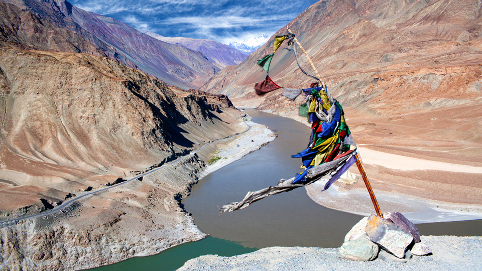 Relaxen am Zusammenfluss von Zanskar und Indus River in Ladakh - (Foto: ©Zzvet/Istock.com)
