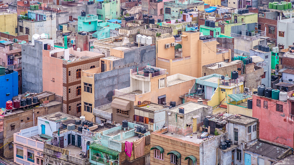 Altstadt von Delhi farbenfroh und chaotisch – (Foto: ©Jui-Chi Chan/Istock.com)
