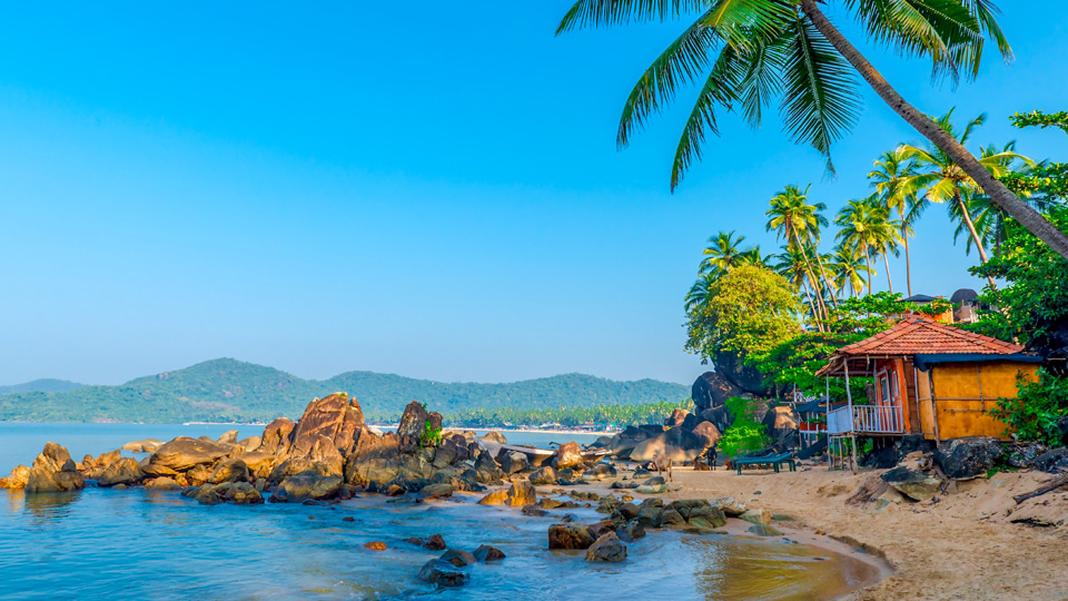 Strand in Goa in der Morgensonne - (Foto: ©kosmos111/Shutterstock)
