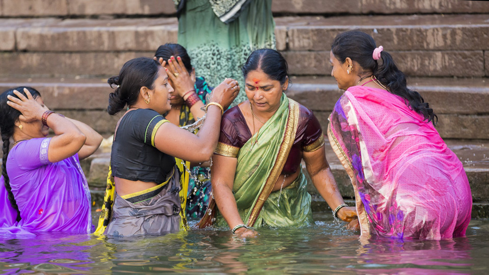 Ein rituelles Bad im Ganges ist Pflicht für jeden gläubigen Hindu, Varanasi (Foto: ©mazzur/Istock.com)